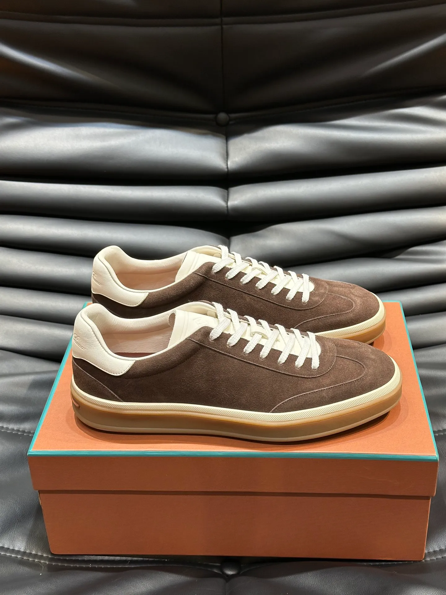 p420 Men's Shoes New 🆕Lp Old Money Style Men's Low-top Casual Tennis Shoes Loro Piana's high-end series has launched sports shoe styles made of soft cowhide. The breathable properties and flexible texture of natural materials make the sneakers both functional and comfortable. The high-quality metal-free tanning and tumble process highlights the natural texture of the leather, while the camel-colored sole and white rubber trim create a double-layer sole effect, making it an everyday shoe that can easily create a lazy and casual style! Size: 39-44 (45, 46 customized